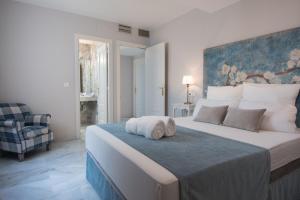 A bed or beds in a room at BeHouse Avenida