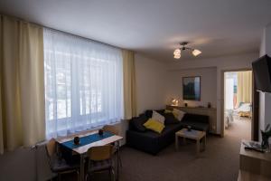 Villa 1 في فيسلا: غرفة معيشة مع أريكة وطاولة