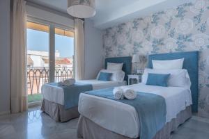 A bed or beds in a room at BeHouse Avenida