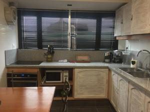 Il comprend une cuisine équipée d'un évier et d'un four micro-ondes. dans l'établissement FLATS ON THE BEACH BALCONADA I, à La Paloma