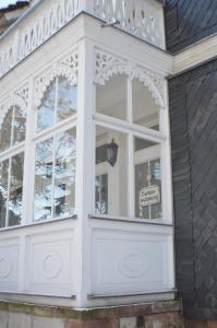 a white front door of a house with a window at Ferienwohnung "Auszeit" in Tabarz
