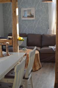 a living room with a couch and a table and chairs at Ferienwohnung "Auszeit" in Tabarz