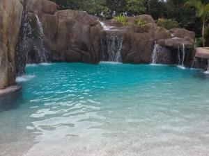 uma piscina de água com uma cascata em Pousada Caminho Das Cachoeiras em São Jorge