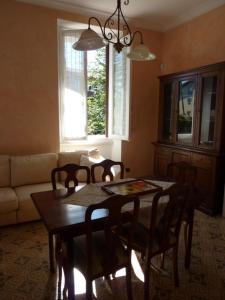 comedor con mesa, sillas y sofá en Casa Raffaello, en Castelletto sopra Ticino