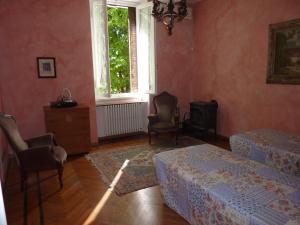 1 dormitorio con 2 camas, sillas y ventana en Casa Raffaello, en Castelletto sopra Ticino