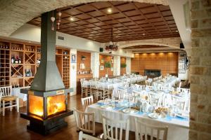 Reštaurácia alebo iné gastronomické zariadenie v ubytovaní Manthos Mountain Resort & Spa