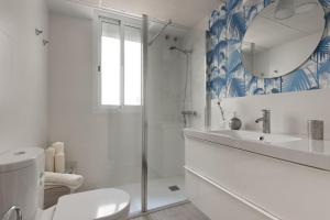 A bathroom at BeHouse Avenida