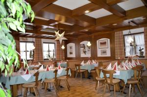 - un restaurant avec des tables et des chaises avec des serviettes rouges dans l'établissement Pension Philippsreut "Zum Pfenniggeiger", à Philippsreut
