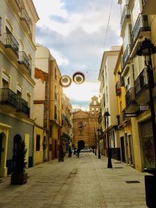 una calle vacía en una ciudad con edificios en Apartamento Lujo Ancha del Carmen, en Málaga