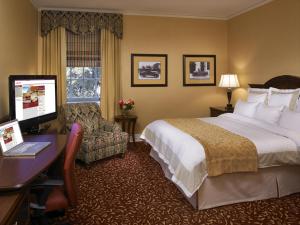 Cama ou camas em um quarto em The Dearborn Inn, A Marriott Hotel