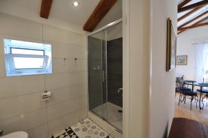 Kúpeľňa v ubytovaní Studio apartman u renesansnoj vili + 19 fotografií