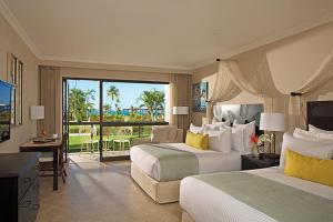 Habitación de hotel con 2 camas y balcón en Dreams Playa Bonita All Inclusive, en Playa Bonita Village