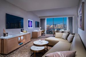 Una sala de estar con un sofá y un televisor. en Palms Casino Resort, en Las Vegas