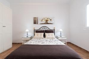 ein Schlafzimmer mit einem großen Bett mit zwei Nachttischen in der Unterkunft Apartamentosánchez in Vecindario