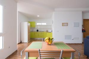 Kuchyň nebo kuchyňský kout v ubytování Apartamentosánchez + 13 fotografií