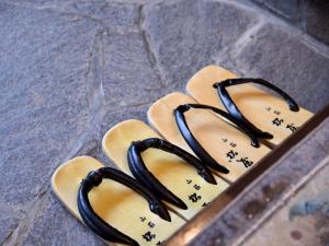 un par de sandalias sentadas en el suelo en Sanso Matsuya, en Yufu