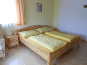 Un pat sau paturi într-o cameră la Haus Moni