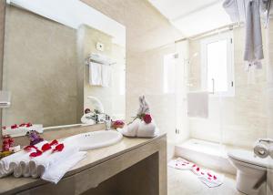 a bathroom with a sink, toilet and bathtub at Hôtel Racine in Marrakesh