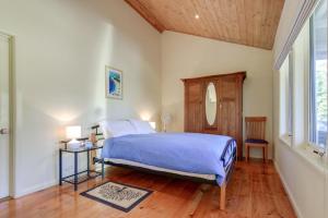 A bed or beds in a room at Clovelly Cottage