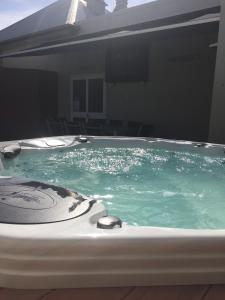 尤夫斯敦的住宿－燈塔酒店，房屋内带蓝色水的按摩浴缸