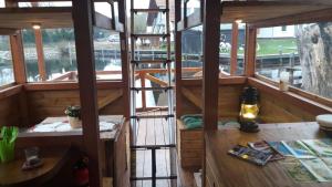 Cabaña con paredes y ventanas de madera y suelo de madera en Hausboot / Floss en Canow