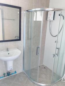 y baño con ducha y lavamanos. en BP Grand Hotel, en Chiang Mai