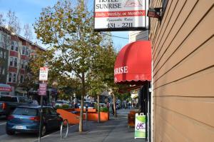 una señal para una tienda de música en una calle de la ciudad en Hotel Sunrise en San Francisco