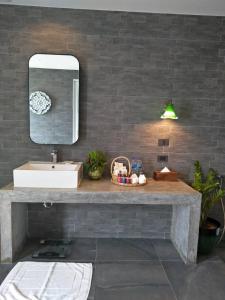 ein Bad mit einem Waschbecken und einem Spiegel in der Unterkunft Tungtong Beach Villas in Ban Khao Khwang (2)
