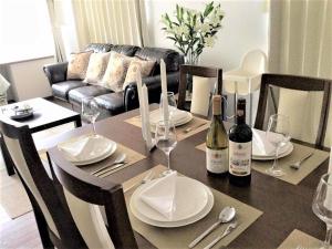 - une table à manger avec des bouteilles de vin et des verres dans l'établissement Second house TOYA, à Lac Tōya