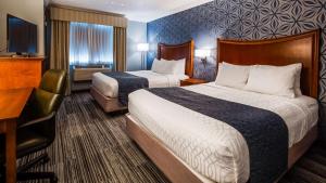 Postel nebo postele na pokoji v ubytování Best Western PLUS Franklin Square Inn