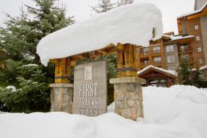 First Tracks Lodge v zimě