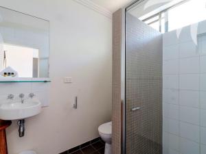 een badkamer met een toilet, een wastafel en een douche bij Aqua Apartment 3 in Blueys Beach