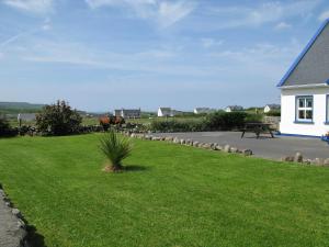un prato con panchina e cavallo sullo sfondo di Nellie Dee's - Room Only a Doolin