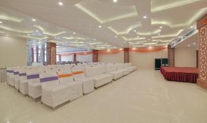 Treebo G K Residency Near Dehradun Railway Station商务区和/或会议室