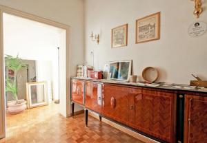 Pokój z drewnianą komodą w pokoju w obiekcie BigFamilyFlats - Spanish Steps w Rzymie