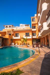 Bazén v ubytování Hotel La Alondra nebo v jeho okolí