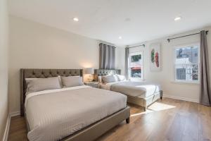 1 dormitorio con 2 camas y ventana en Luxurious Studio City Home en Los Ángeles