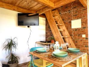 un tavolo con piatti e bicchieri da vino sopra di Villa Peponi a Ericeira