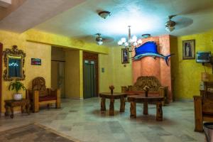 TV a/nebo společenská místnost v ubytování Hotel La Alondra
