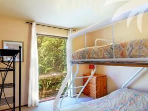 1 dormitorio con 2 literas y ventana en Fyshwicks Cottage, en Smiths Lake