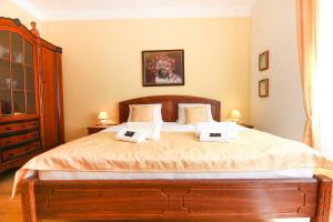Uma cama ou camas num quarto em (Ne)vinná kavárna