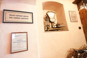 Um certificado, prémio, placa ou documento mostrado em (Ne)vinná kavárna