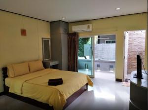 Postel nebo postele na pokoji v ubytování Klangsuan Resort กลางสวน รีสอร์ท แกลง