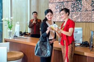 Asiakkaita majoituspaikassa The New Atrium Hotel Yogyakarta
