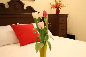 Postel nebo postele na pokoji v ubytování A&A Garden Suites