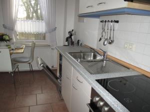 Kuchyň nebo kuchyňský kout v ubytování Nordsee Haus An't Oll Deep