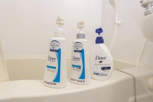 東京にあるDwell Urban 7Bの洗面台の上に置かれたボトル3本 +22枚の写真