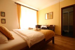 Uma cama ou camas num quarto em (Ne)vinná kavárna