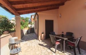 patio ze stołem i krzesłami na tarasie w obiekcie Apartment Nadalina 1072 w Puli