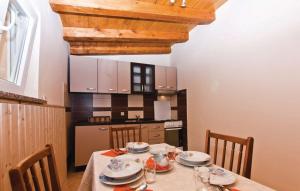 Kuchnia lub aneks kuchenny w obiekcie Apartment Nadalina 1072